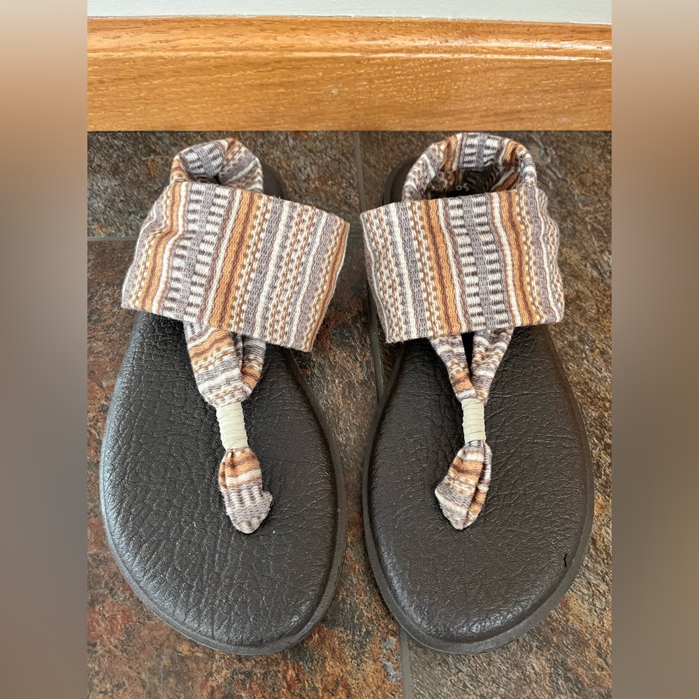 Women’s Sanuk yoga sling 2 boho neutral colorway patterned sandals. Size 8.
